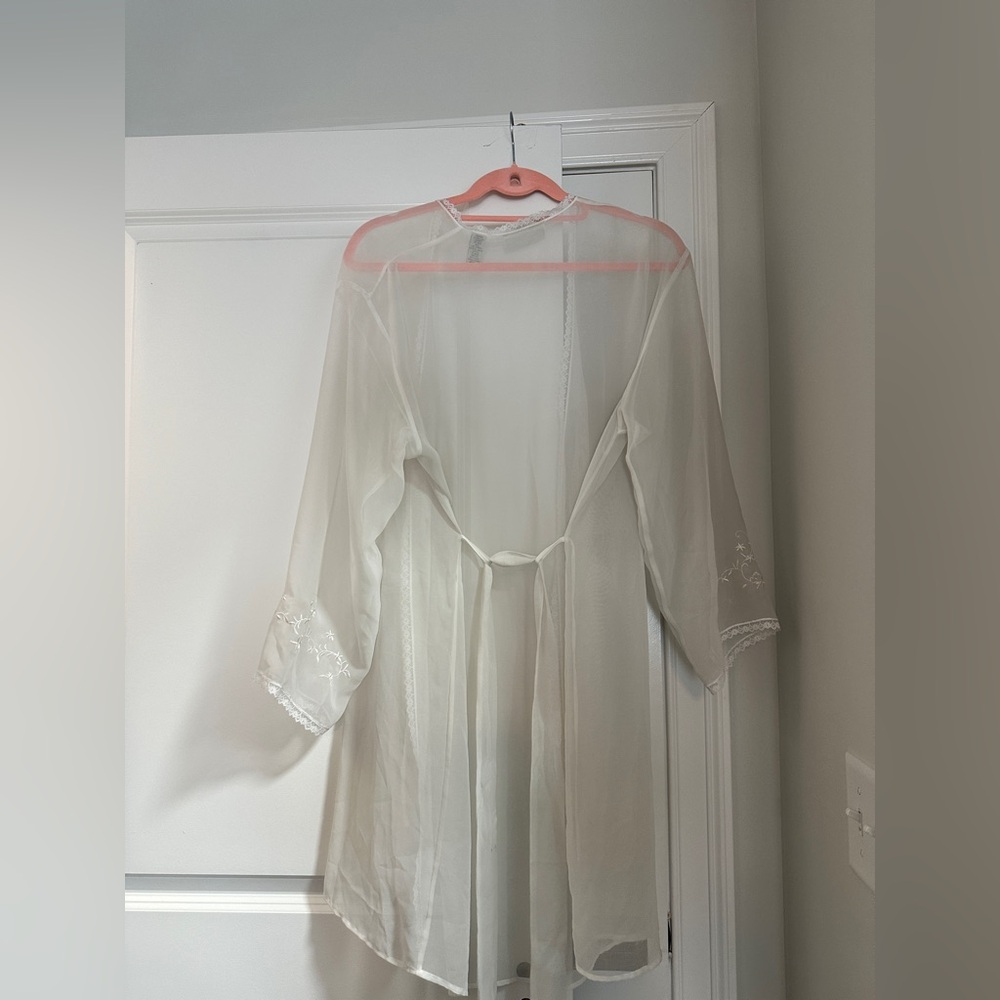 White Lace Robe - Picture 2 of 2